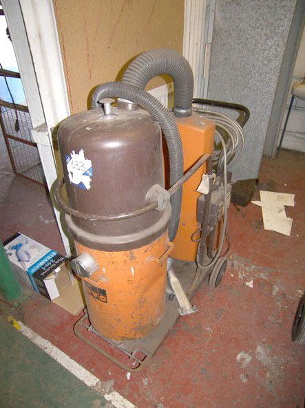 BVC BE10POD 1000W industrial hoover, 240v - Locate...