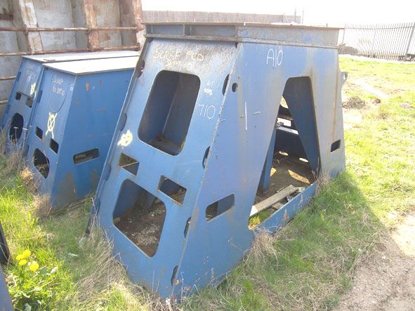 Steel berth stand, 1.6m high (approx), 400 tonne c...