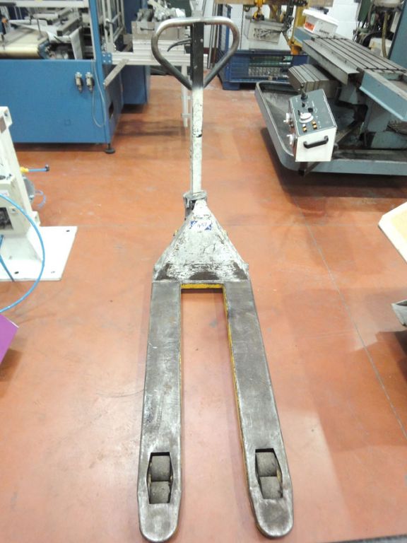 Yale 2500kg manual pallet truck (1998) - Lot Loca...