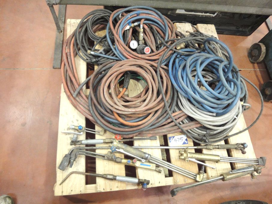 Qty various welding hoses, torches & 1800x1800mm w...