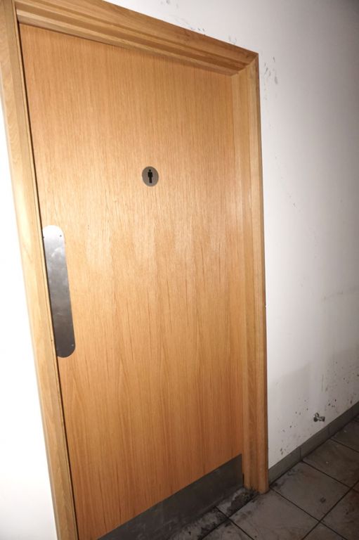 5x toilet / stores 36.5x80" & 1x 32x80" approx lig...