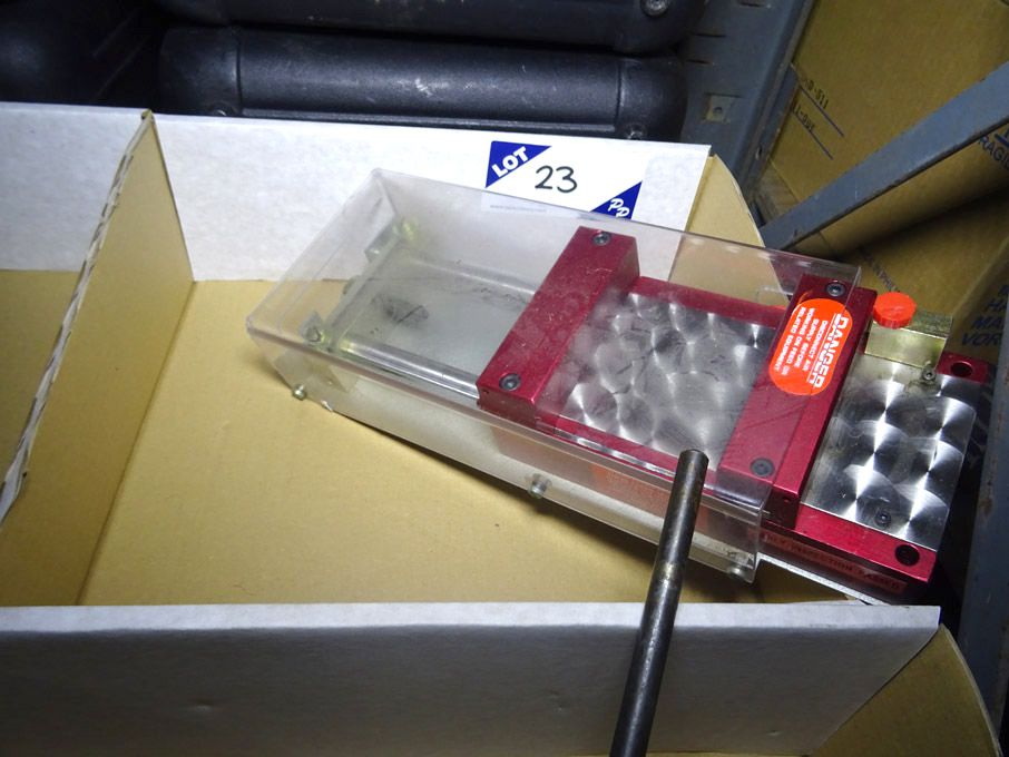 100mm pneumatic machine vice - Lot located at: PP...