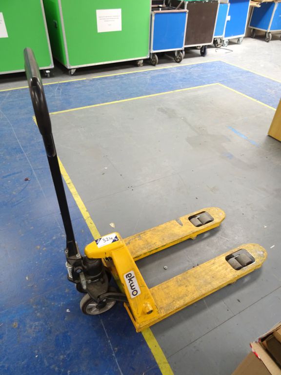 EKWO 2000kg manual pallet truck (2015) - Lot locat...
