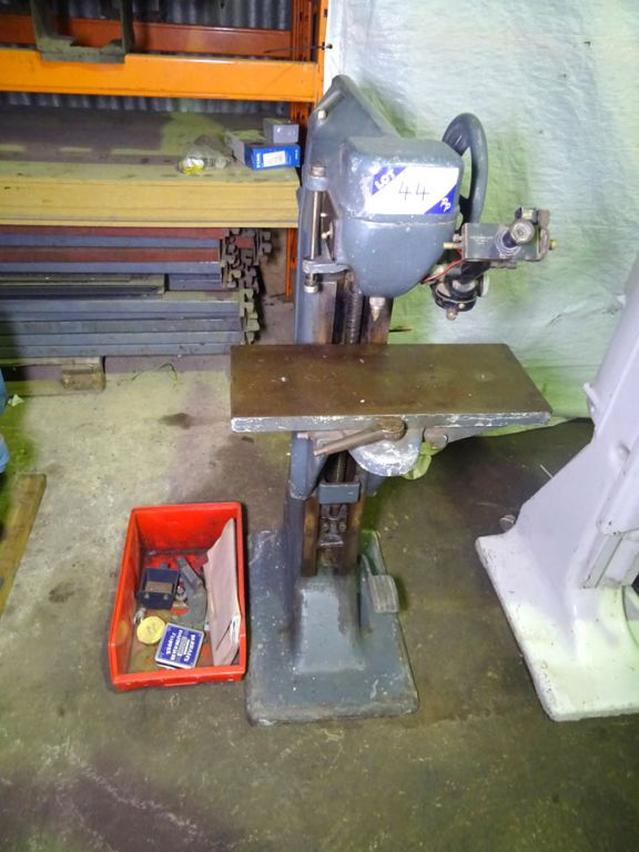 Vickers hardness tester, 470x200mm dia table - Lot...