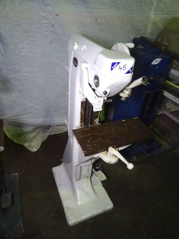 Vickers hardness tester, 460x200mm dia table - Lot...