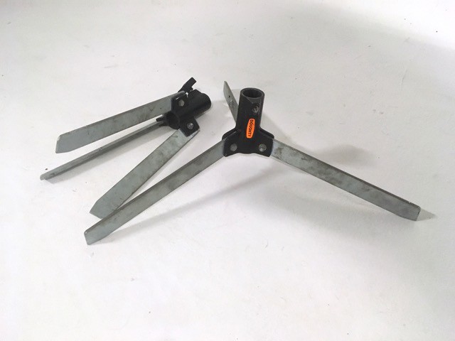 2x Doughy 28mm female spigot floor stands