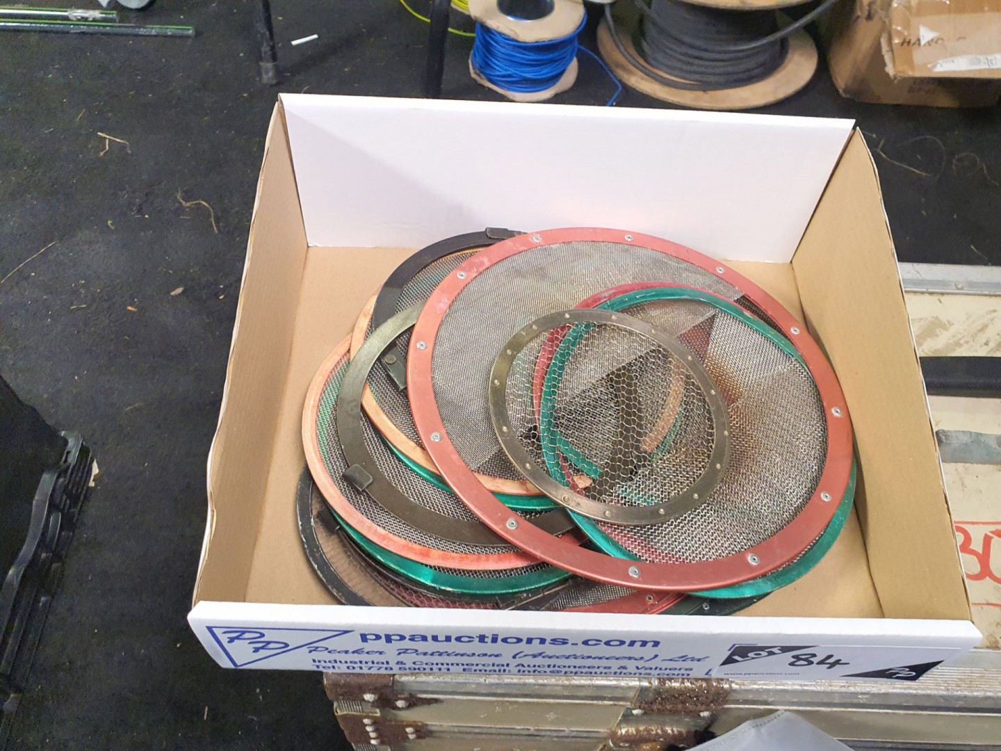Qty various fresnel spot light wire mesh scrims