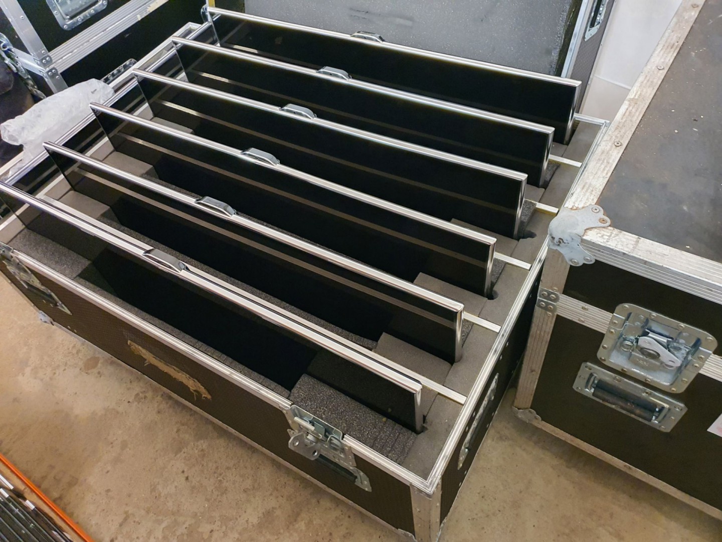Black mobile transit case inc: 6x Samsung UE40ES80...