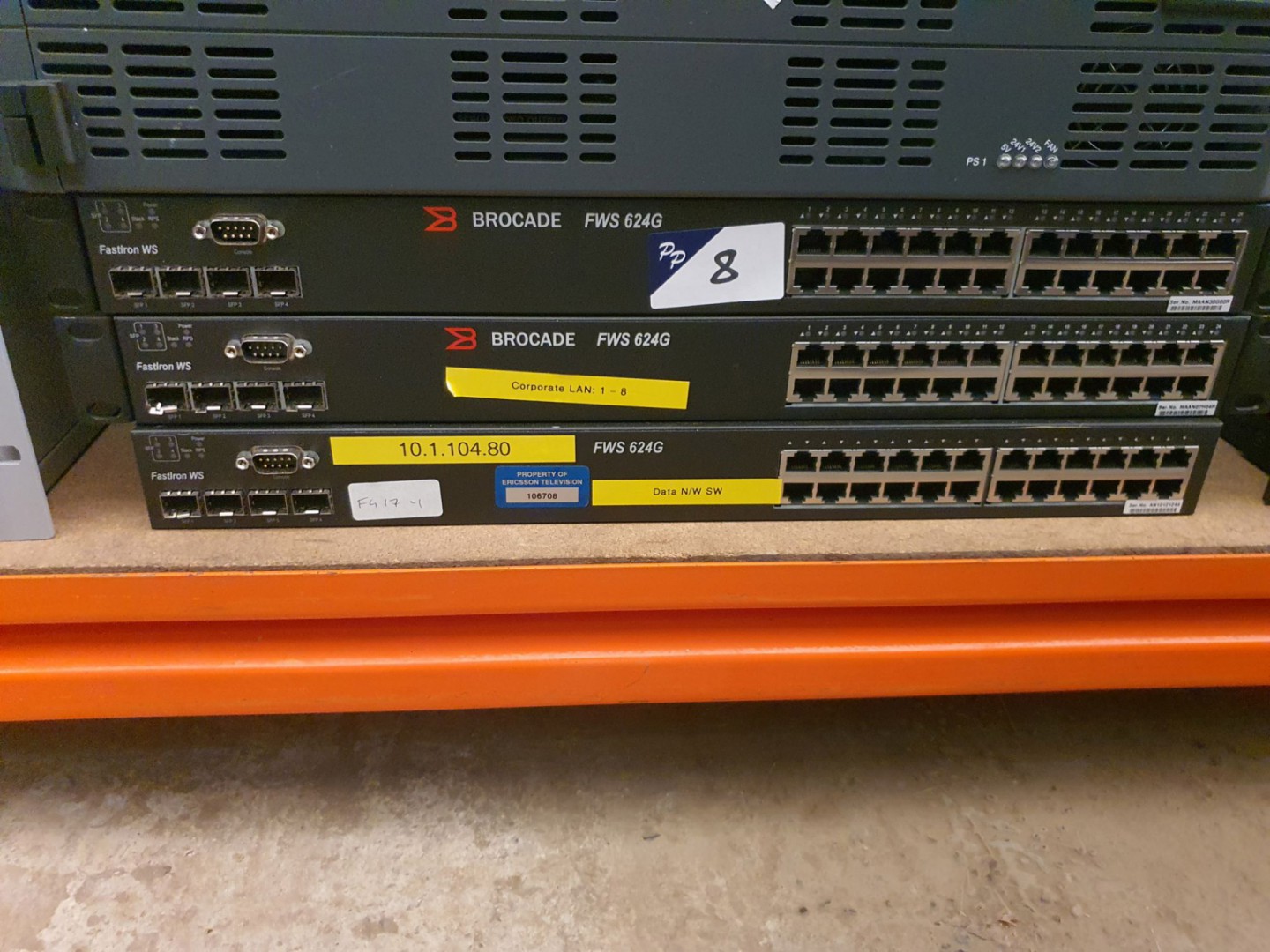 3x Brocade FWS 624G Gigabit network switches