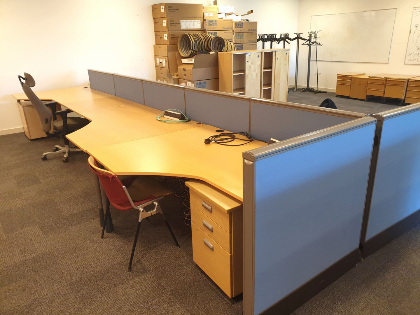 6x Kinnarps beech office desks inc: 7x blue uphols...