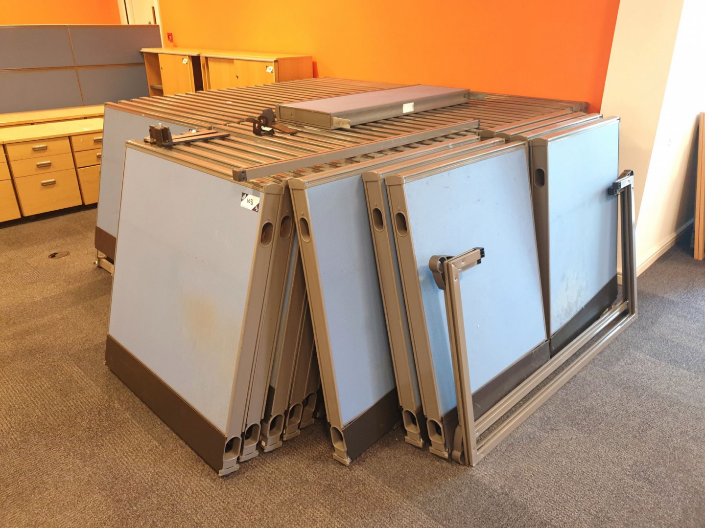 Qty various Kinnarps blue upholstered partition sc...