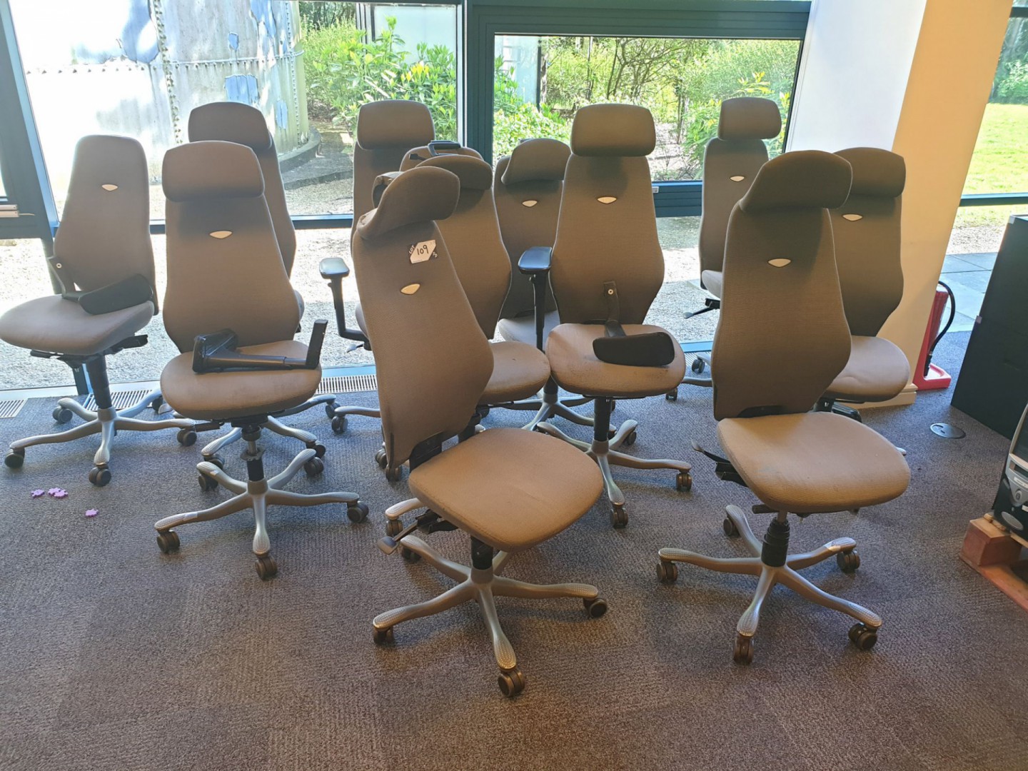 11x Kinnarps grey upholstered swivel office chairs...