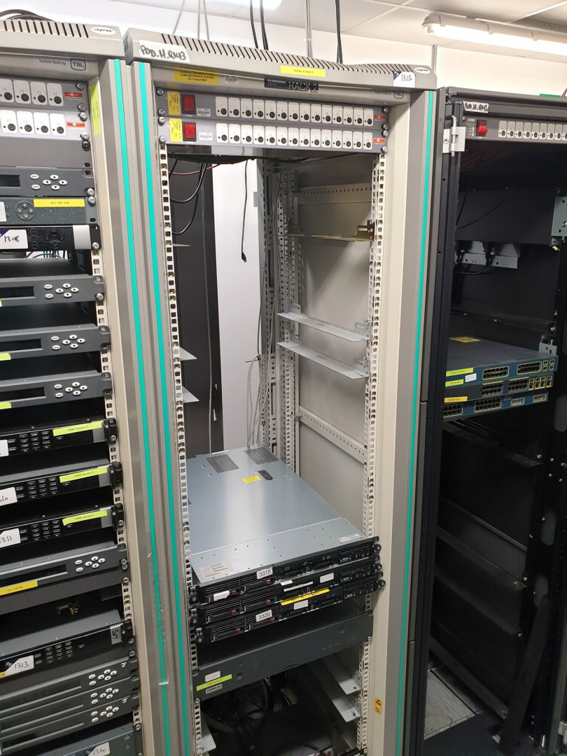 Metal mobile storage rack inc: 3x HP Proliant DL36...