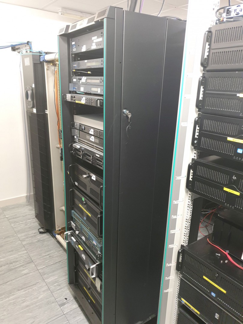 Cannon black mobile server rack inc: 4x rack type...