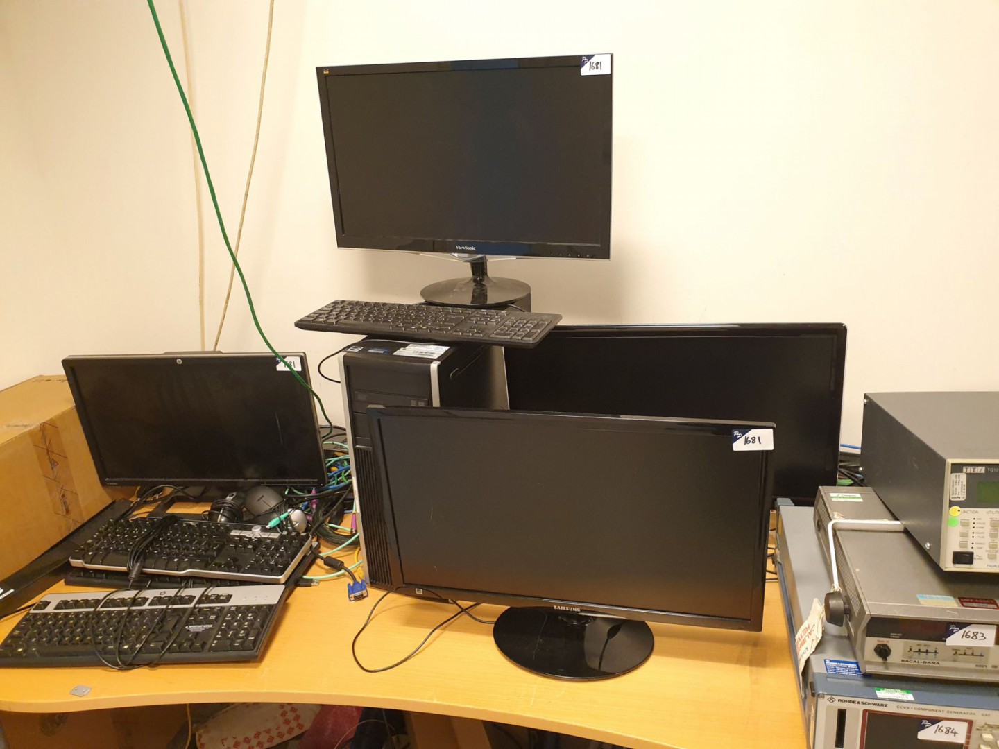 4x various LCD monitors inc: HP, Samsung Viewsonic...
