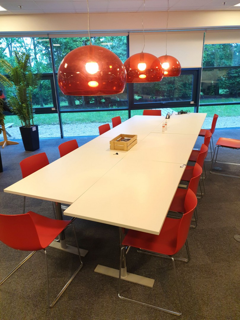 6 section white meeting table, 4000x1400mm inc: 12...