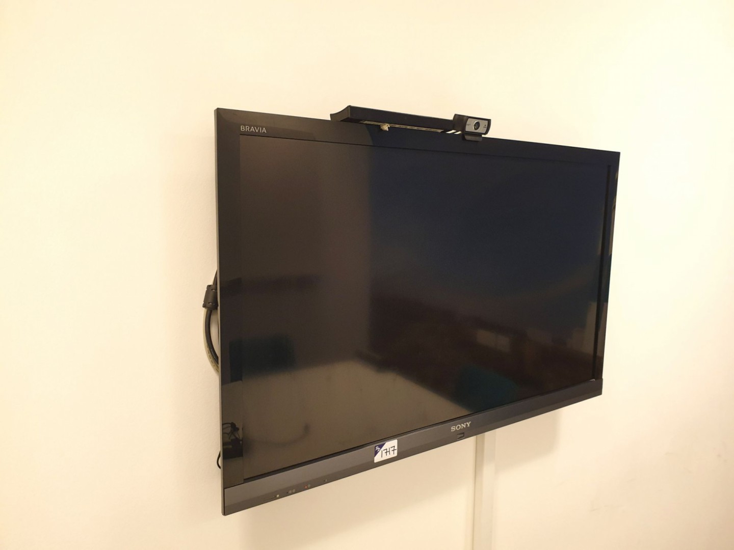 Sony Bravia 40" LCD TV on wall bracket with remote