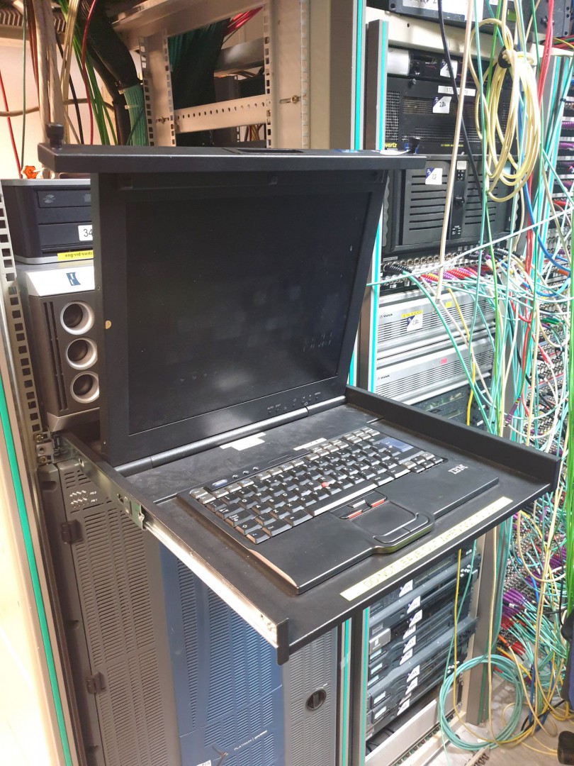 IBM 23K4083 rack mount monitor, keyboard