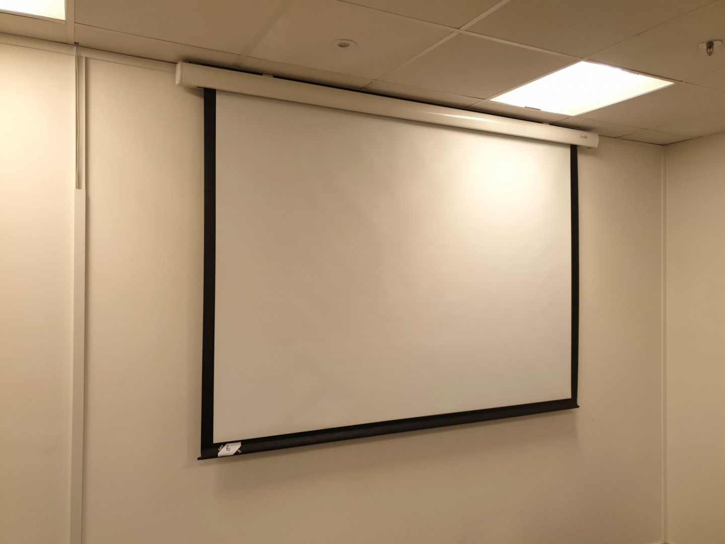 Sapphire electronic projector screen, 2200mm wide...