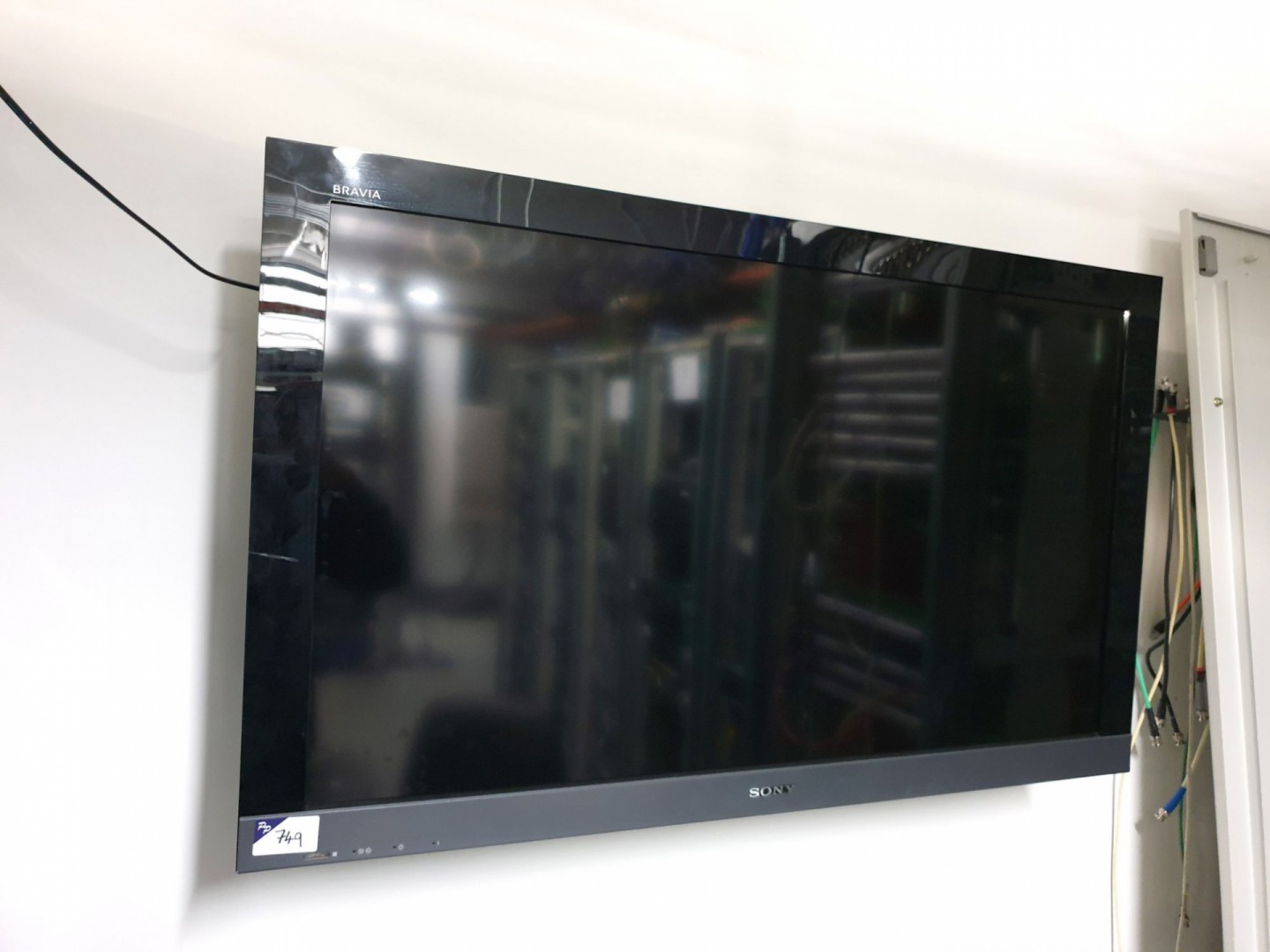 Sony Bravia KDL-40EX401 LCD TV on wall bracket