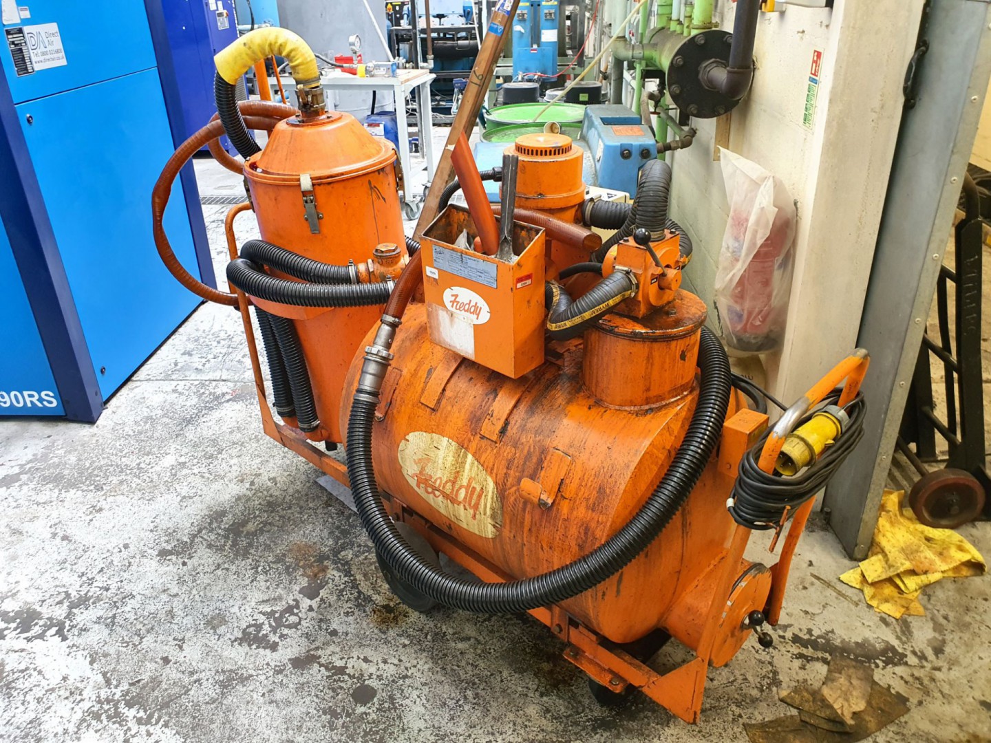 Freddy model 3133 industrial mobile oil / coolant...
