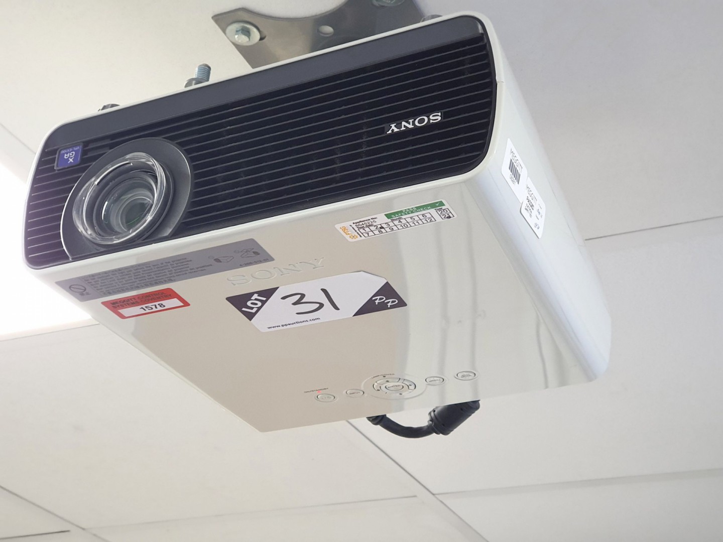 Sony VPL-EX100 projector - lot located at:- Cove...