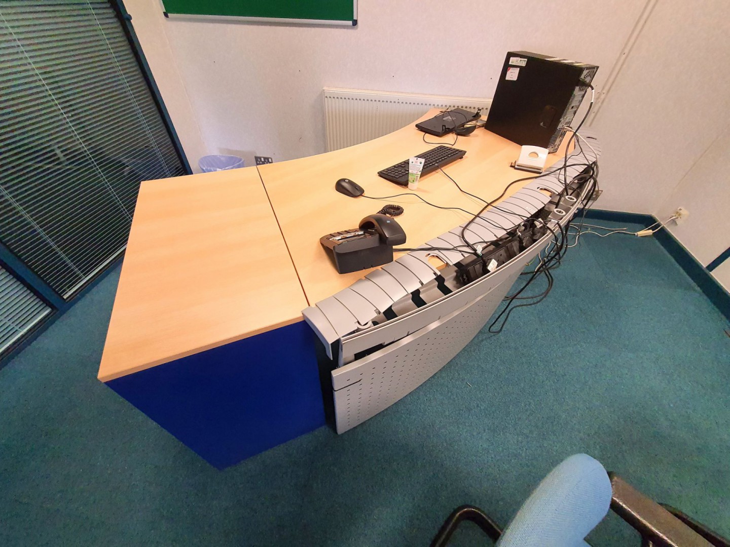 Contents of office inc: 1600x800mm approx curved b...