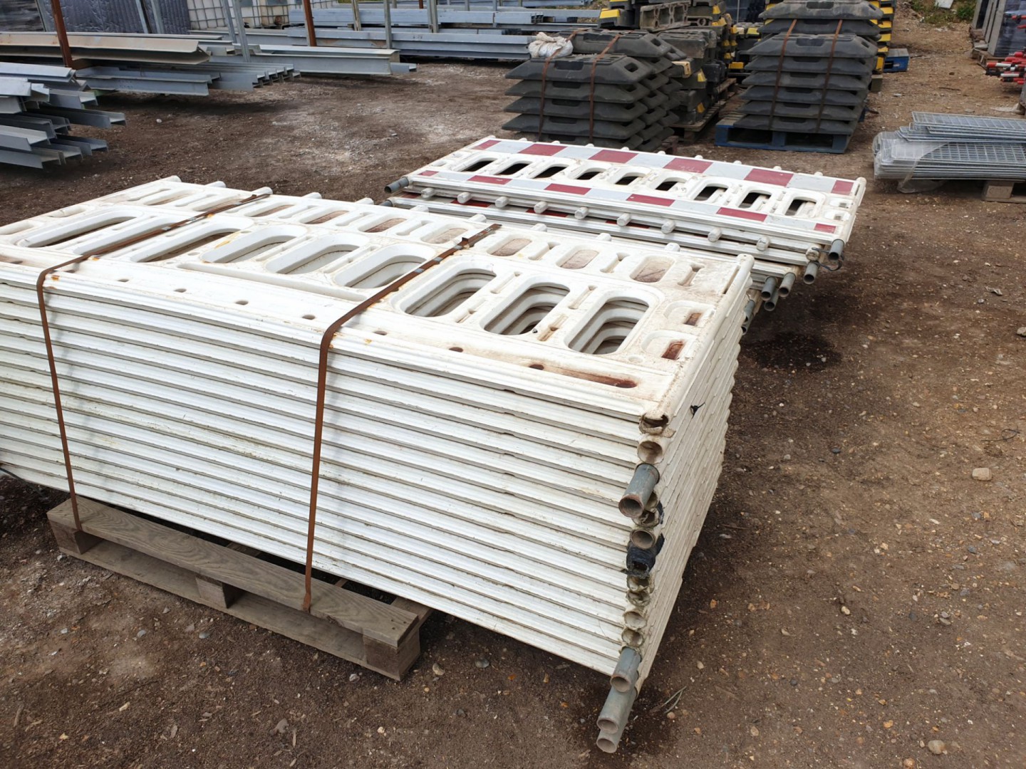 22x white plastic safety barriers with feet, 2100x...