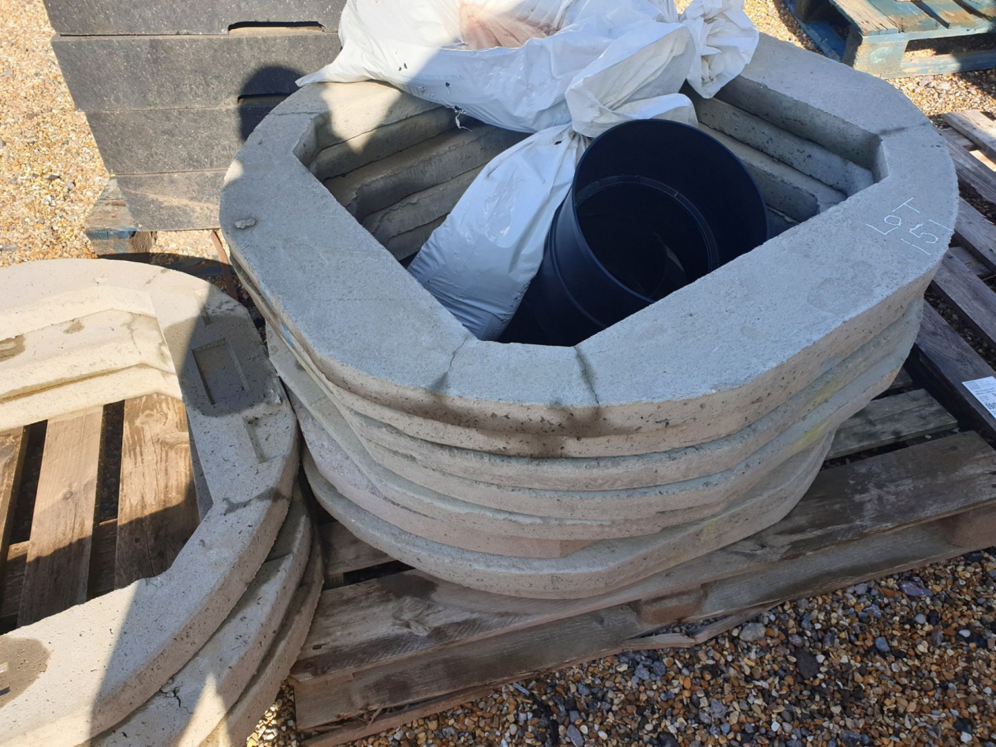 8x Marshall Mells 1000x700mm concrete riser blocks