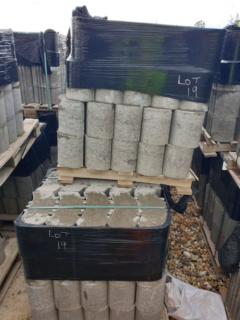 Qty various Porcupine concrete retaining blocks, 2...
