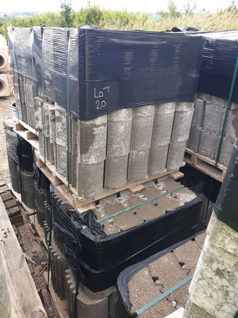 Qty various Porcupine concrete retaining blocks, 2...