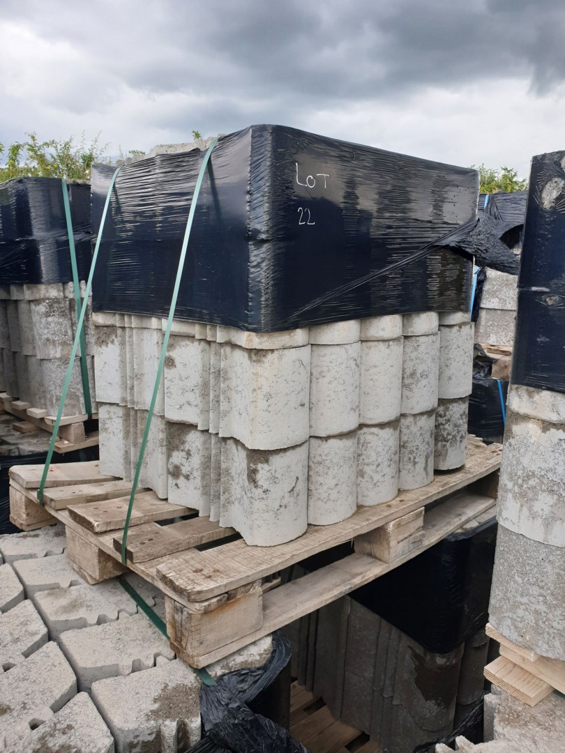 Qty various Porcupine concrete retaining blocks, 2...