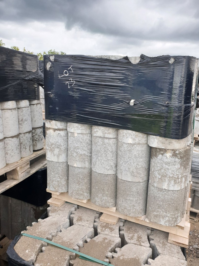 Qty various Porcupine concrete retaining blocks, 2...