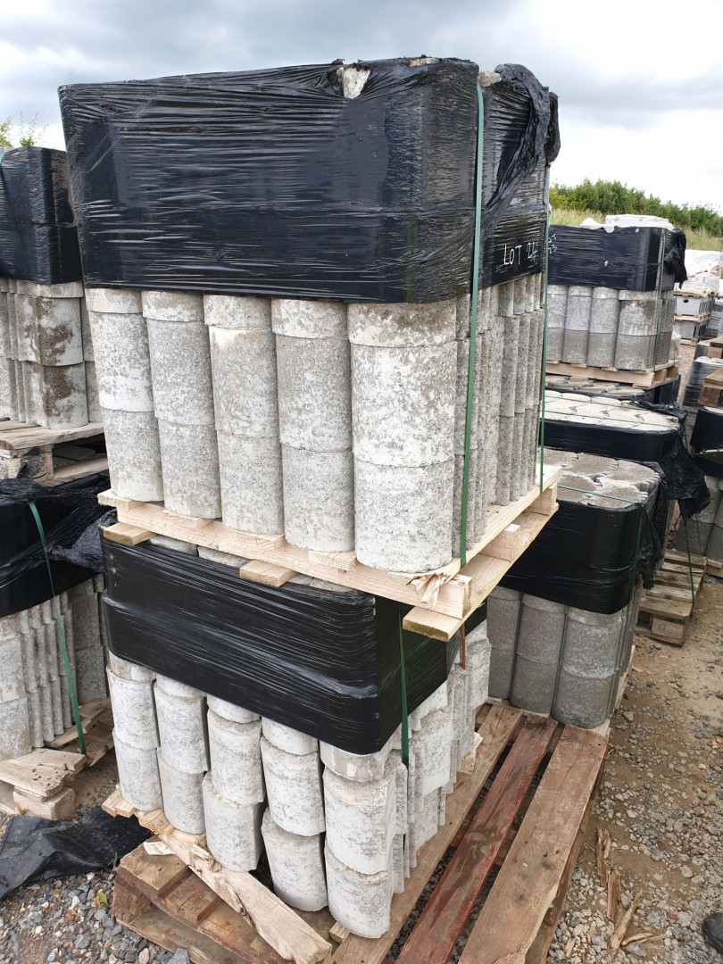 Qty various Porcupine concrete retaining blocks, 2...