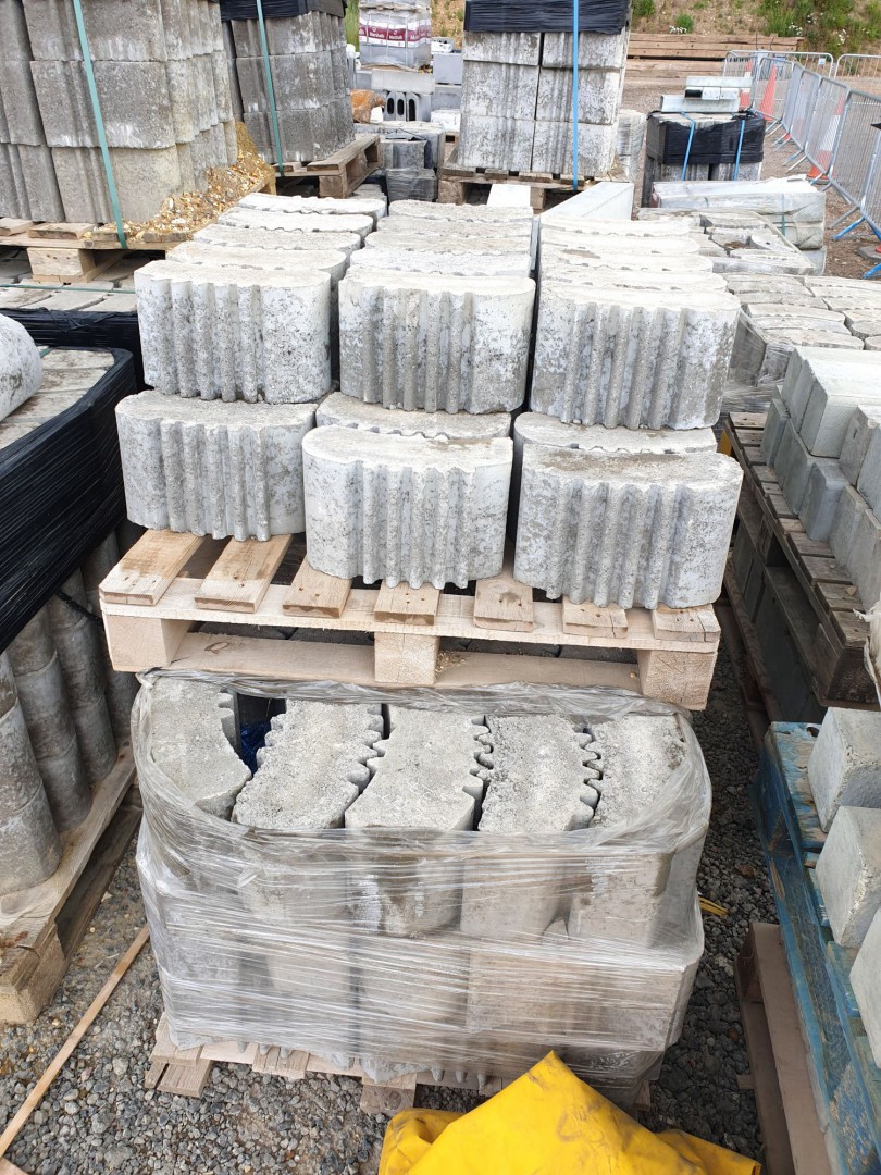 Qty various Porcupine concrete retaining blocks, 2...