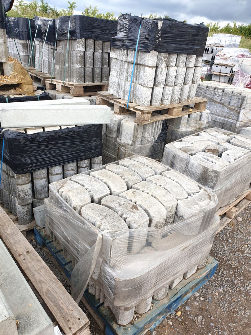 Qty various Porcupine concrete retaining blocks, 2...