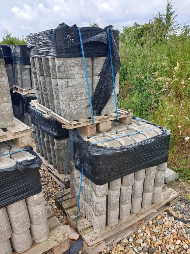 Qty various Porcupine concrete retaining blocks, 2...
