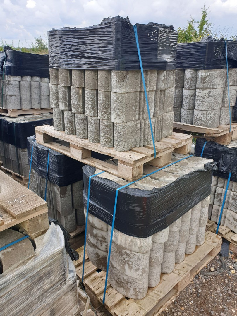 Qty various Porcupine concrete retaining blocks, 2...