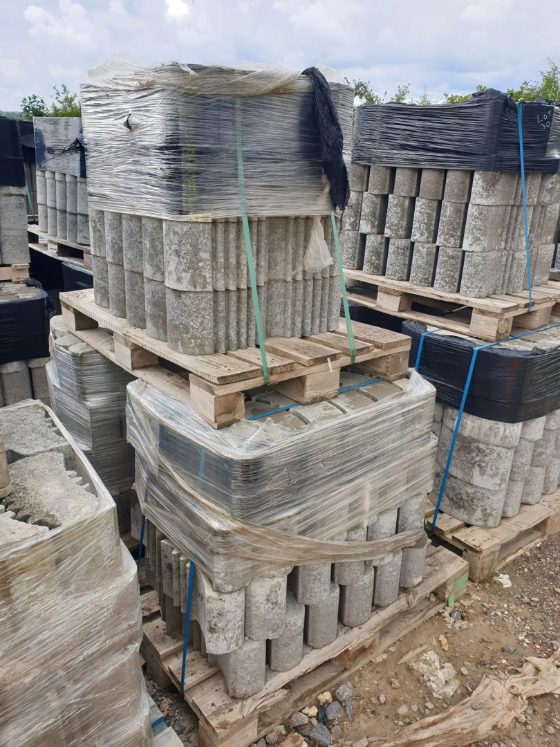 Qty various Porcupine concrete retaining blocks, 2...