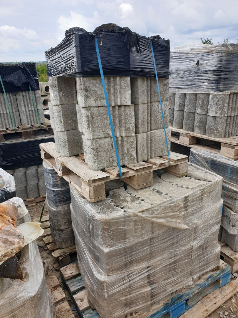 Qty various Porcupine concrete retaining blocks, 2...