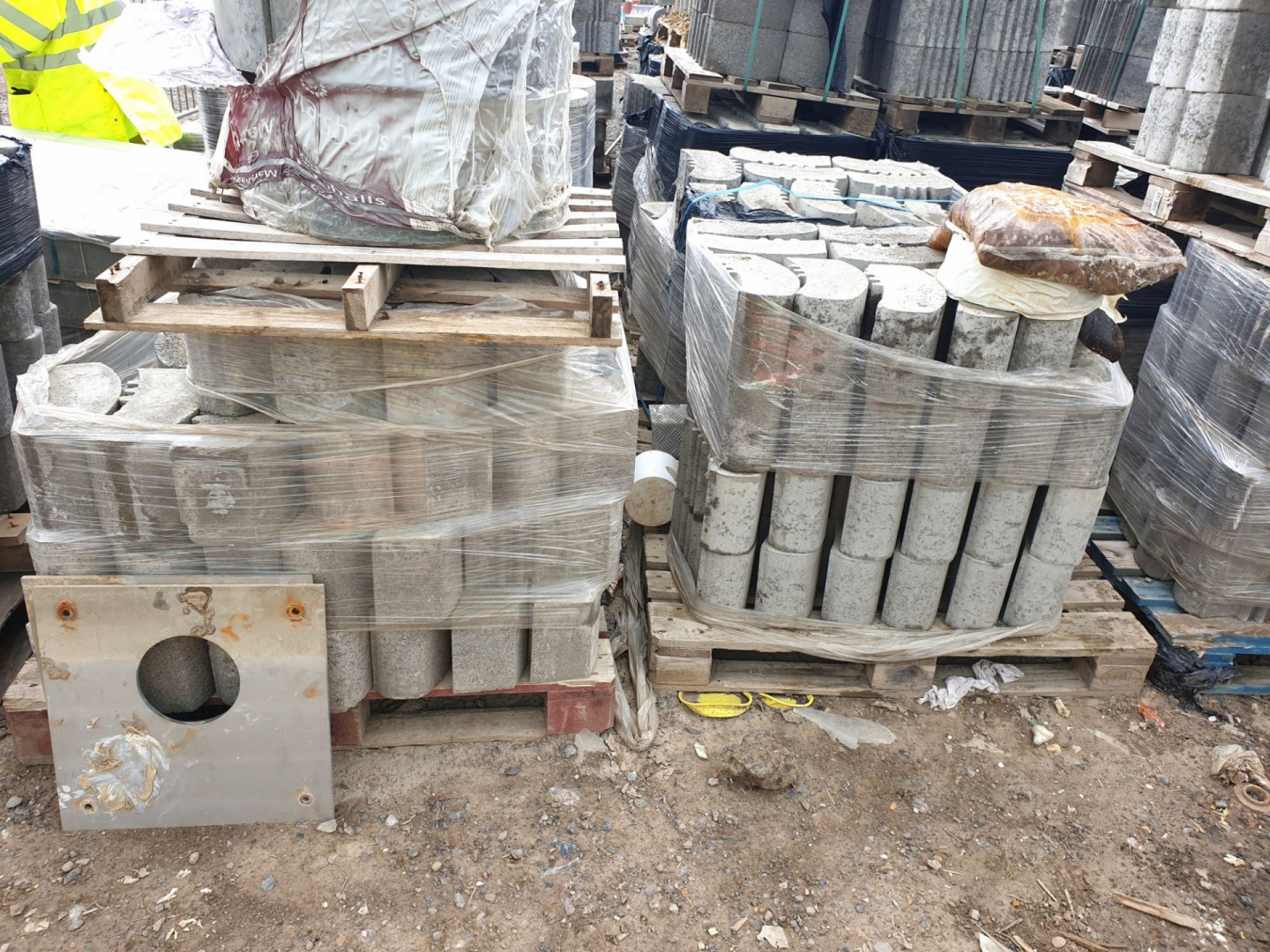 Qty various Porcupine concrete retaining blocks, 2...