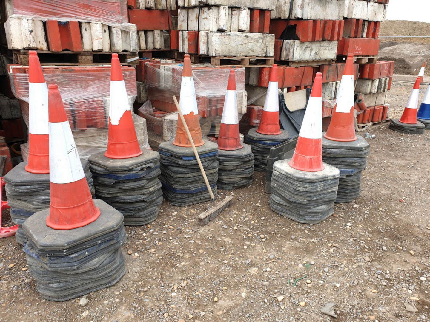 100x HM Martin 'Big Foot' etc red road cones