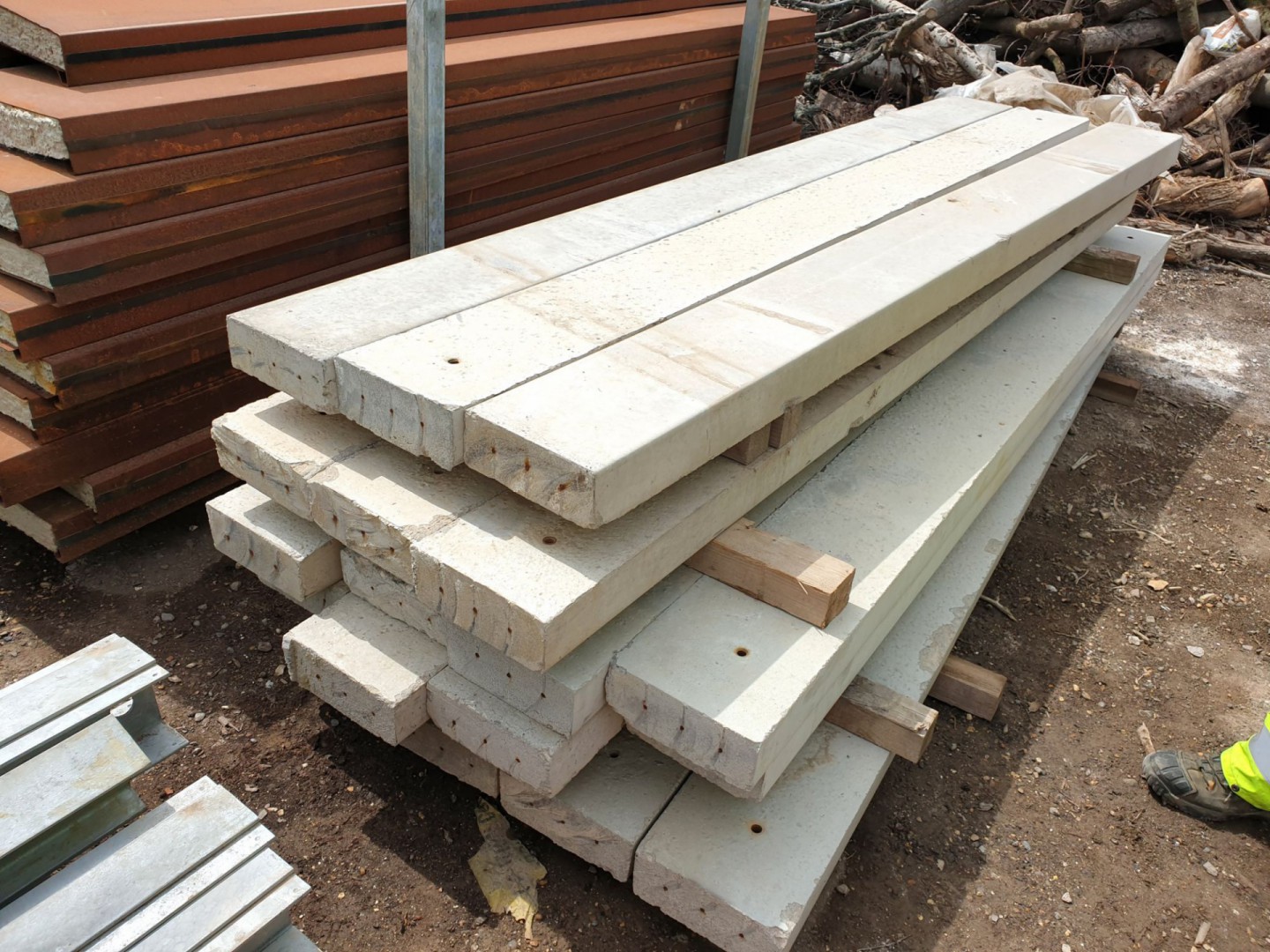 18x concrete lintels / blocks, 2450x250x90mm appro...