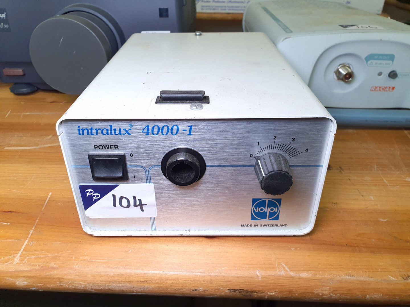 Intralux 4000-1 light source (B125) - Lot located...