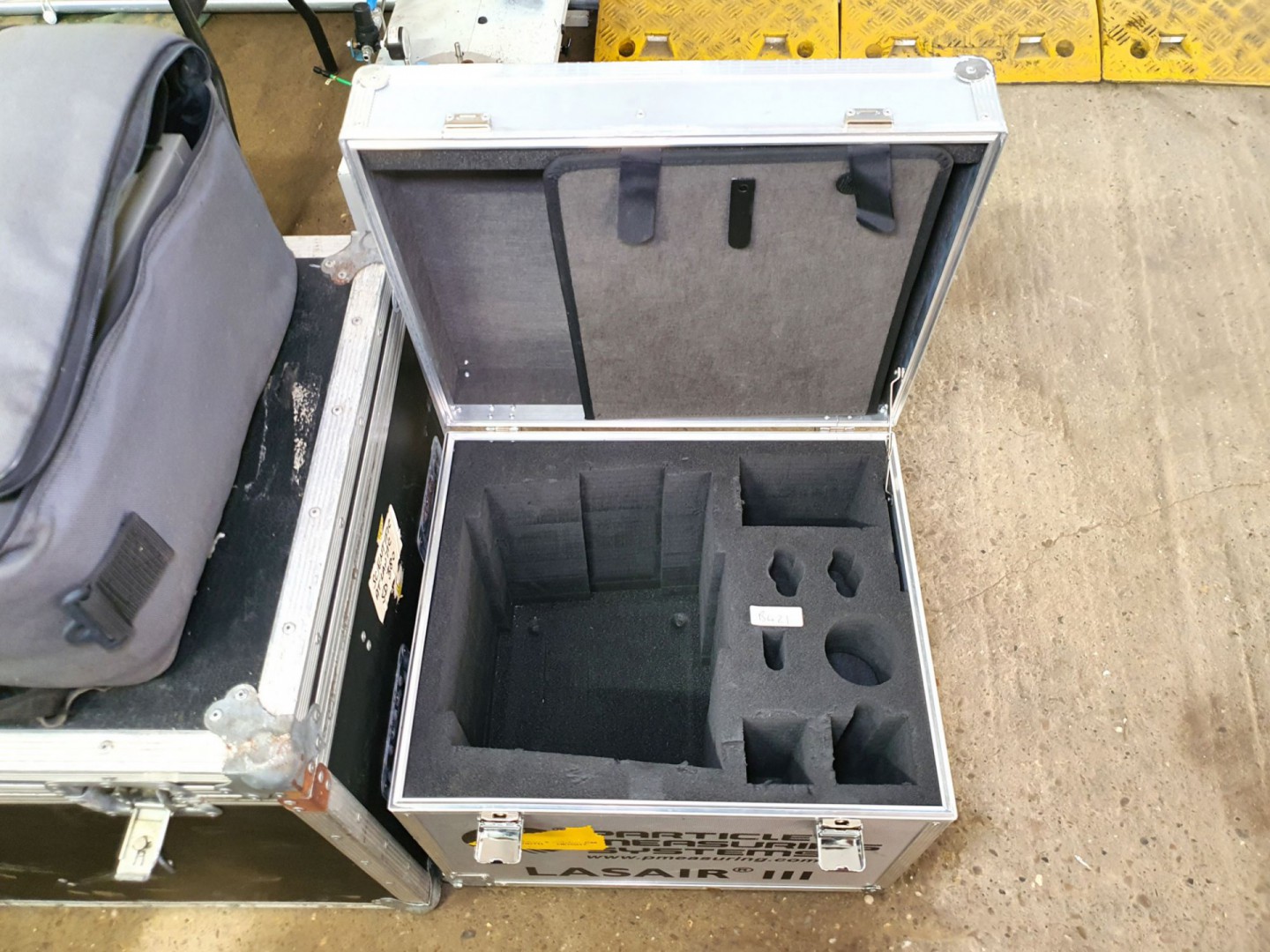 Lasair 111 aluminium flight case with handle & whe...