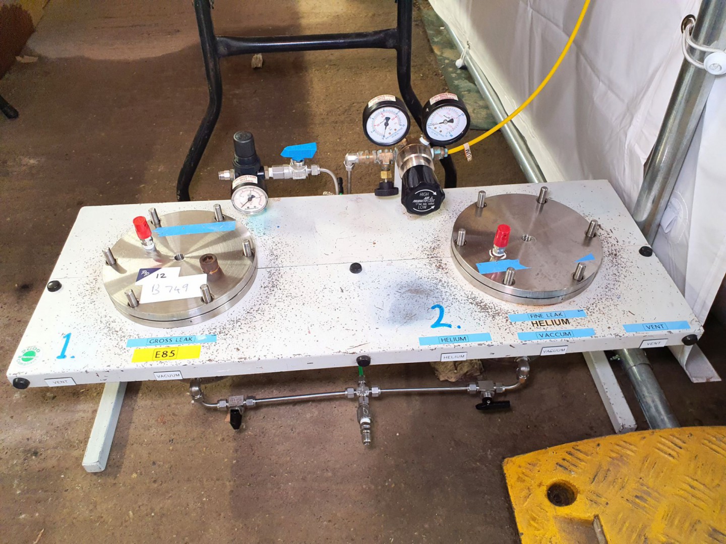 Vacuum gauge work bench (B749) - Lot located at: P...