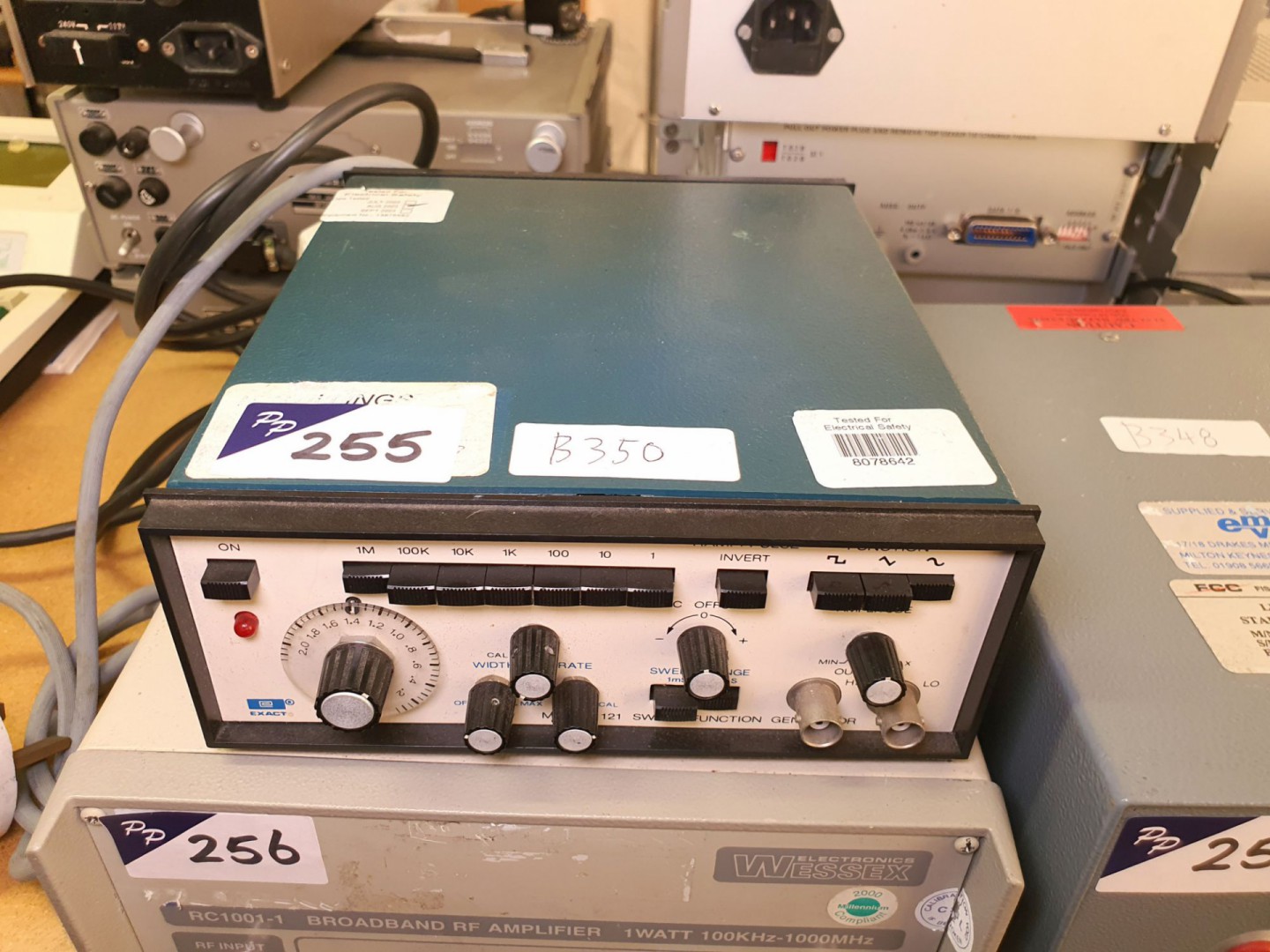 Exact 121 sweep function generator, Sine, square,...