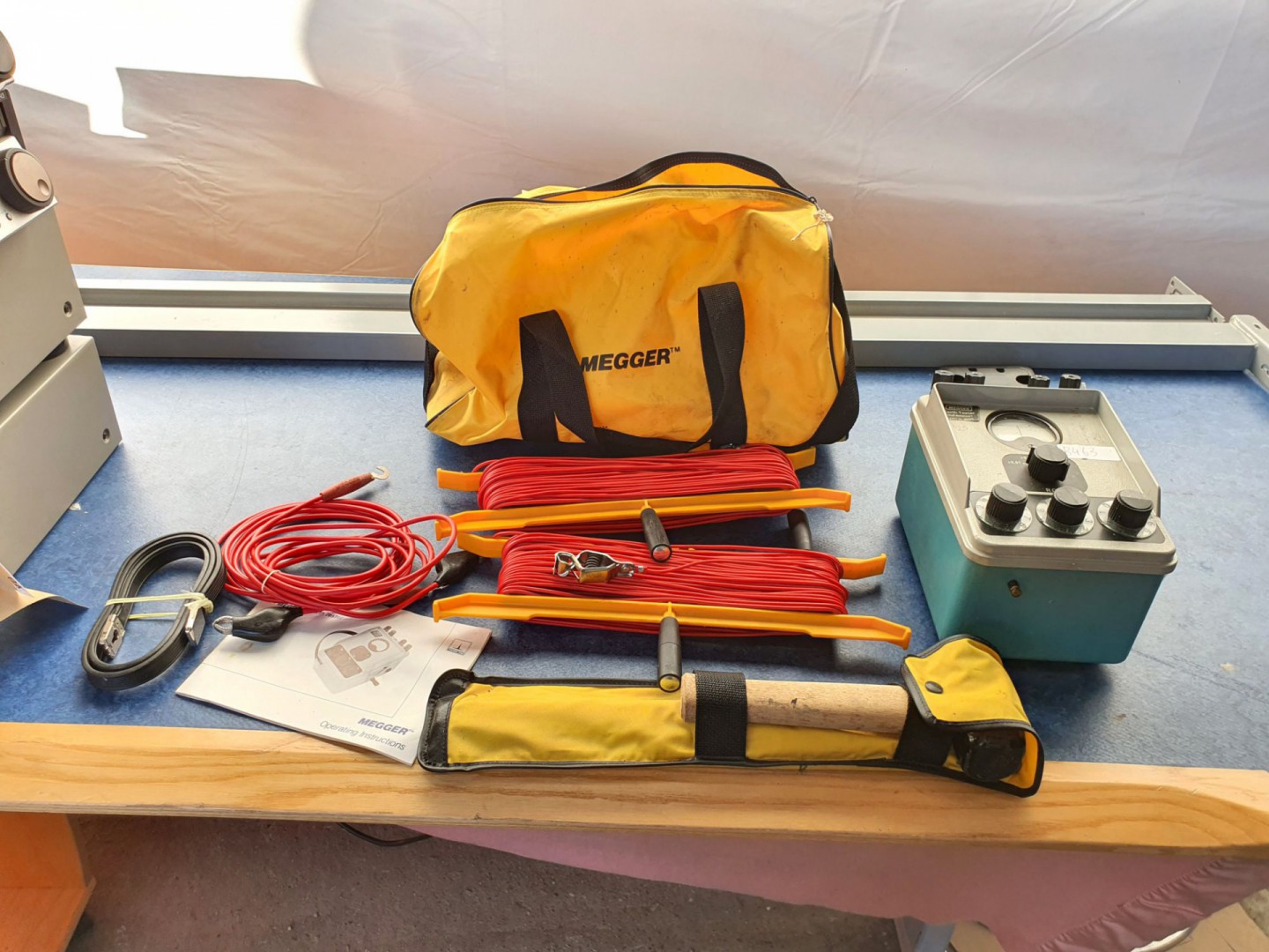 Megger ET 3/2 Earth tester with leads & tools in y...