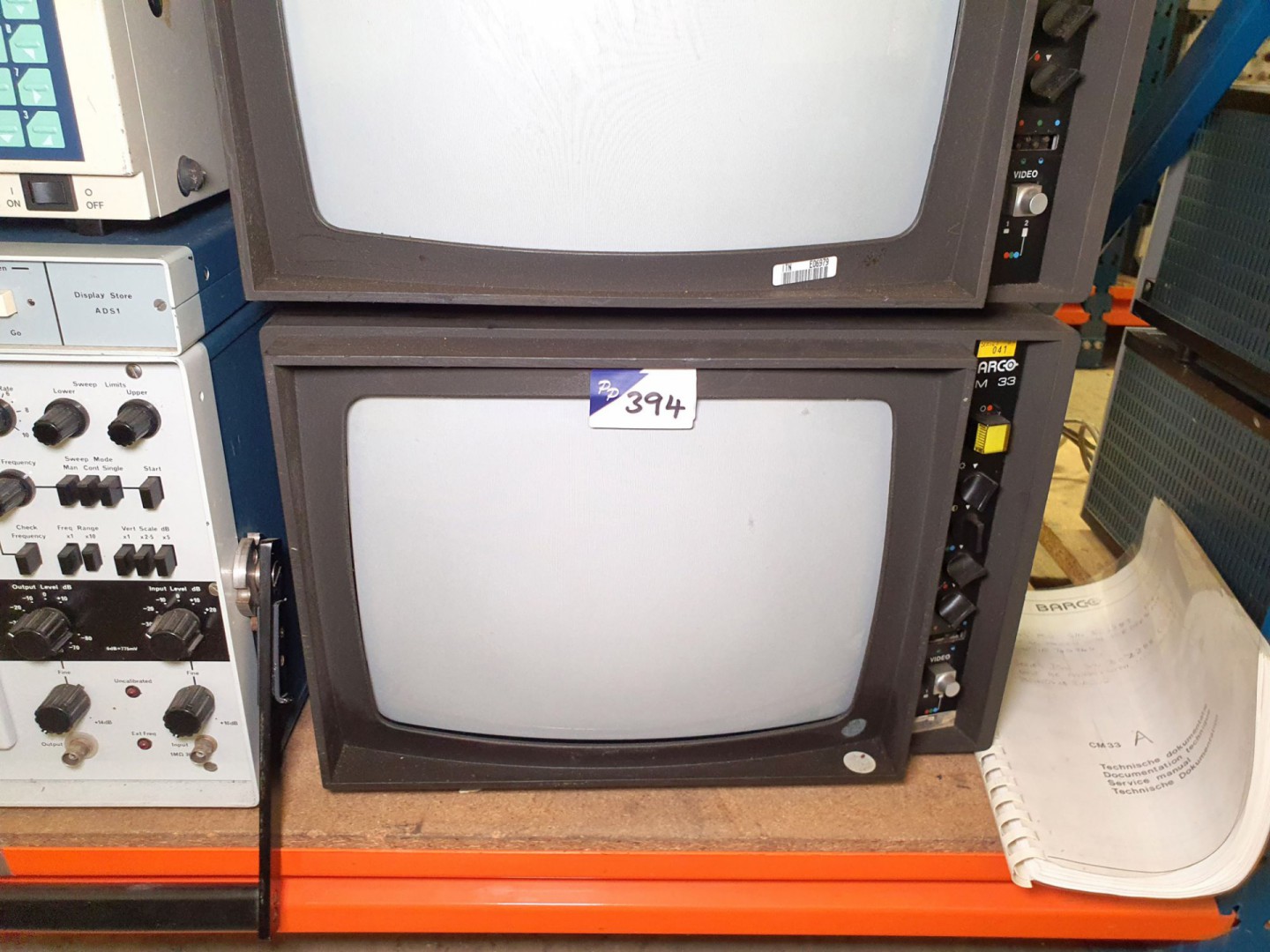 Barco CM33 colour monitor with manual (R389) - Lot...