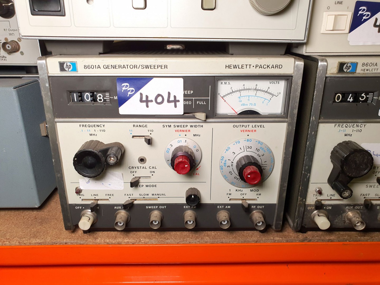 HP 8601A sweep generator AM/FM (B746) - Lot locate...